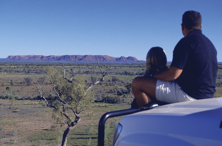 Mereenie_Loop_Road_Lookout_to_Tnorala_Gosse_Bluff.